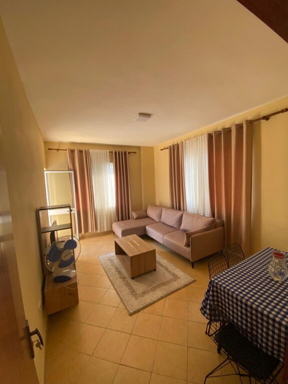 Jepet Apartament 1+1 me qera te Shkembi Kavajes