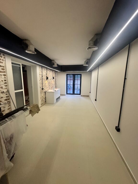 Jepet me qera ambient biznesi 100 m2 prane Shkolles Vasil Shanto