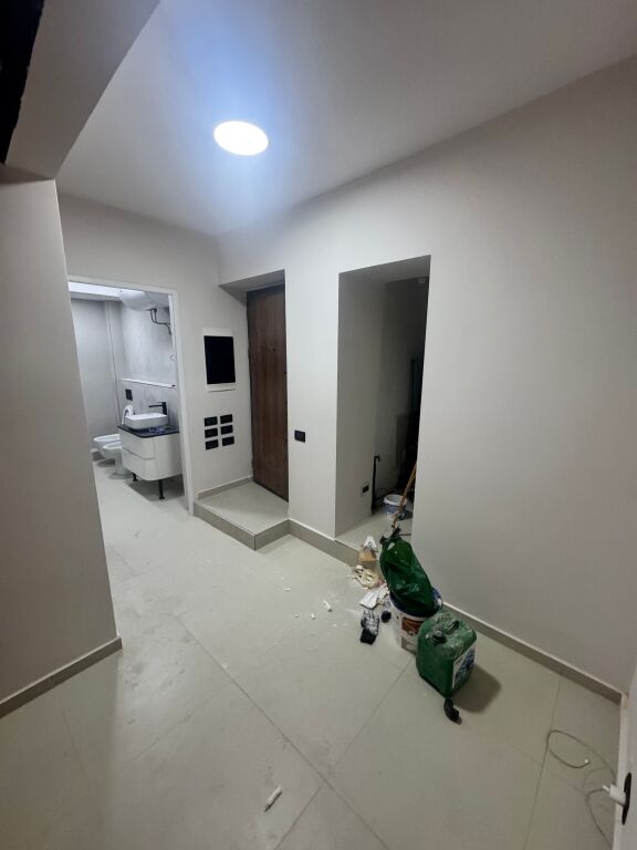 Jepet me qera ambient biznesi 100 m2 prane Shkolles Vasil Shanto