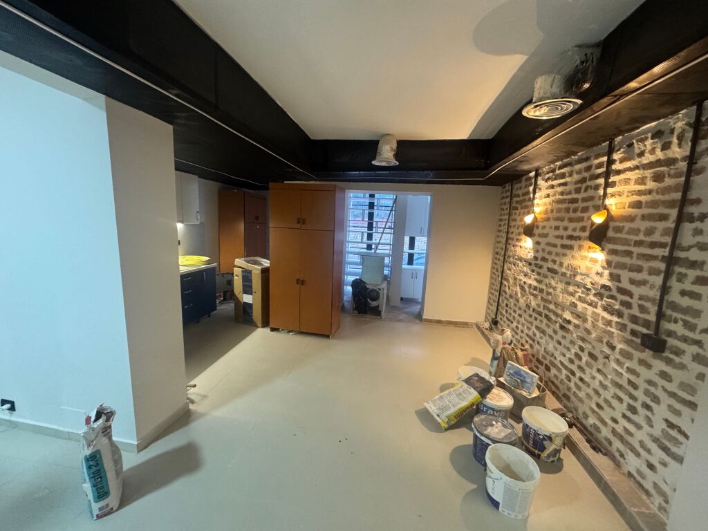 Jepet me qera ambient biznesi 100 m2 prane Shkolles Vasil Shanto