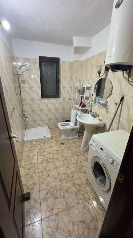 2+1,kat 1 pallat ekzistues,kinostudio,550 mije leke