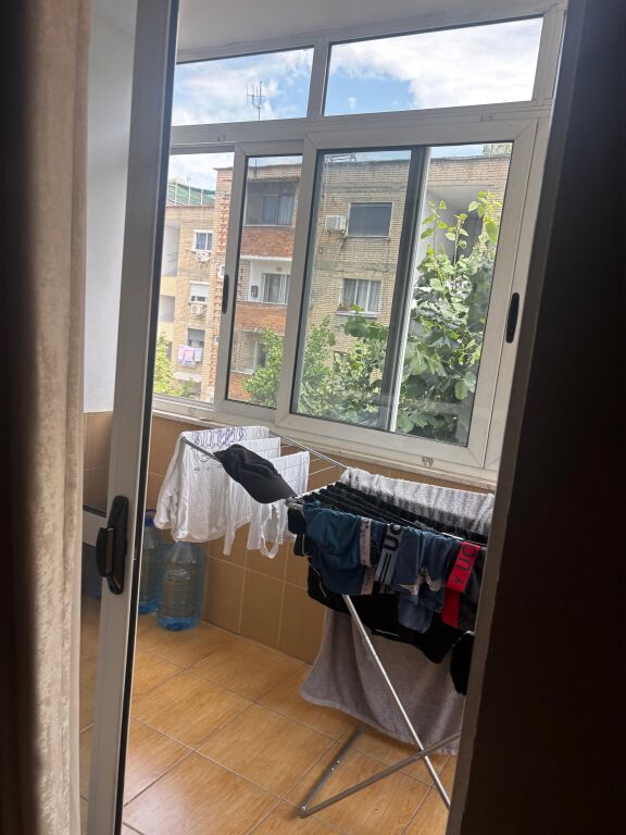 Jepet me qera apartament 2+1 në Kinostudio, pranë shkollës Gjon Buzuku!