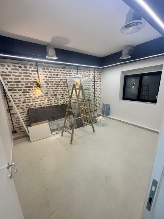 Jepet me qera ambient biznesi 100 m2 prane Shkolles Vasil Shanto