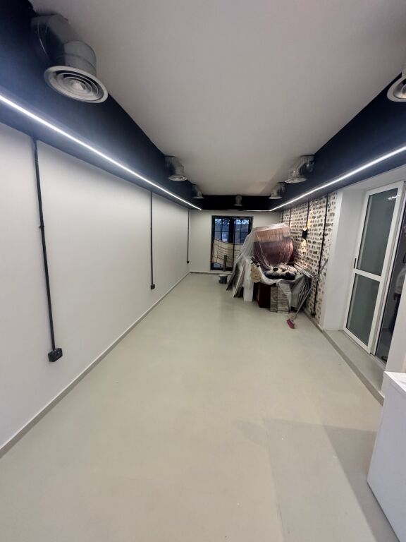 Jepet me qera ambient biznesi 100 m2 prane Shkolles Vasil Shanto