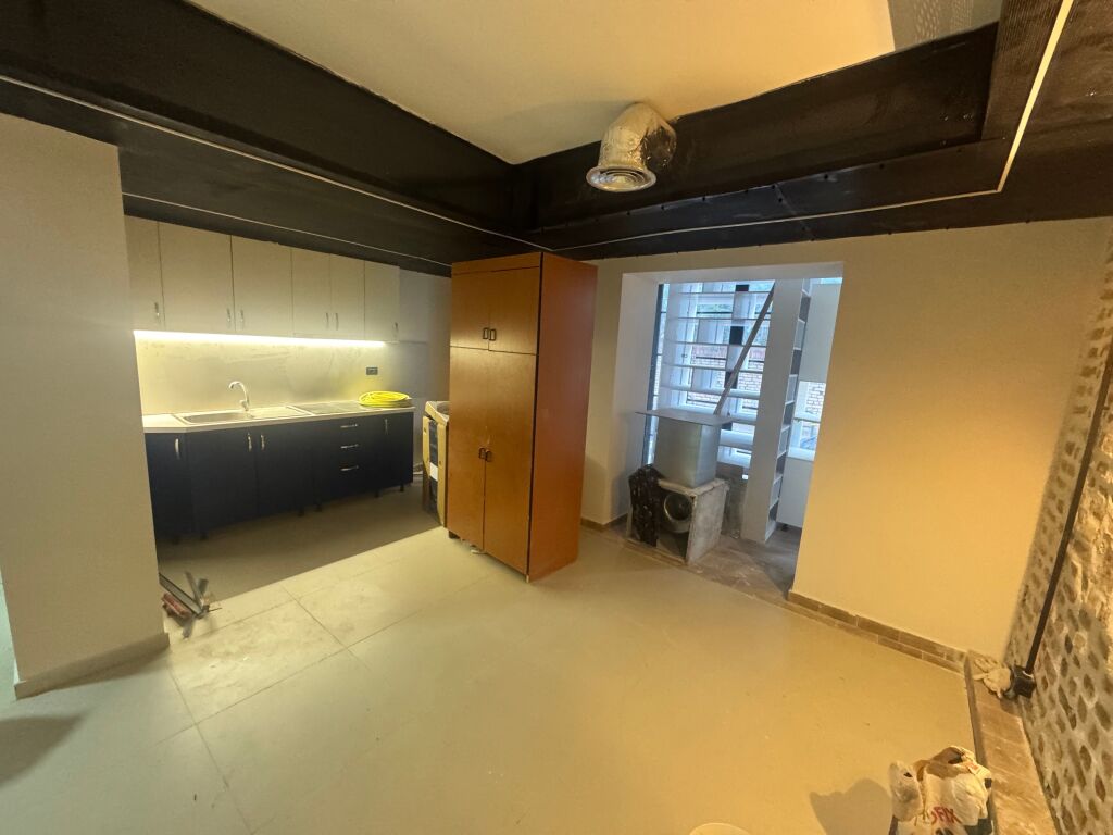 Jepet me qera ambient biznesi 100 m2 prane Shkolles Vasil Shanto