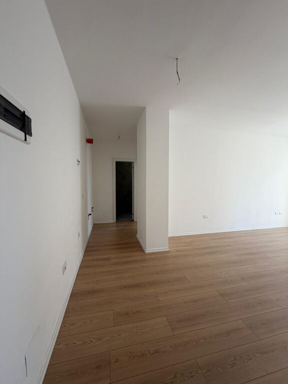Shitet Apartament 2+1