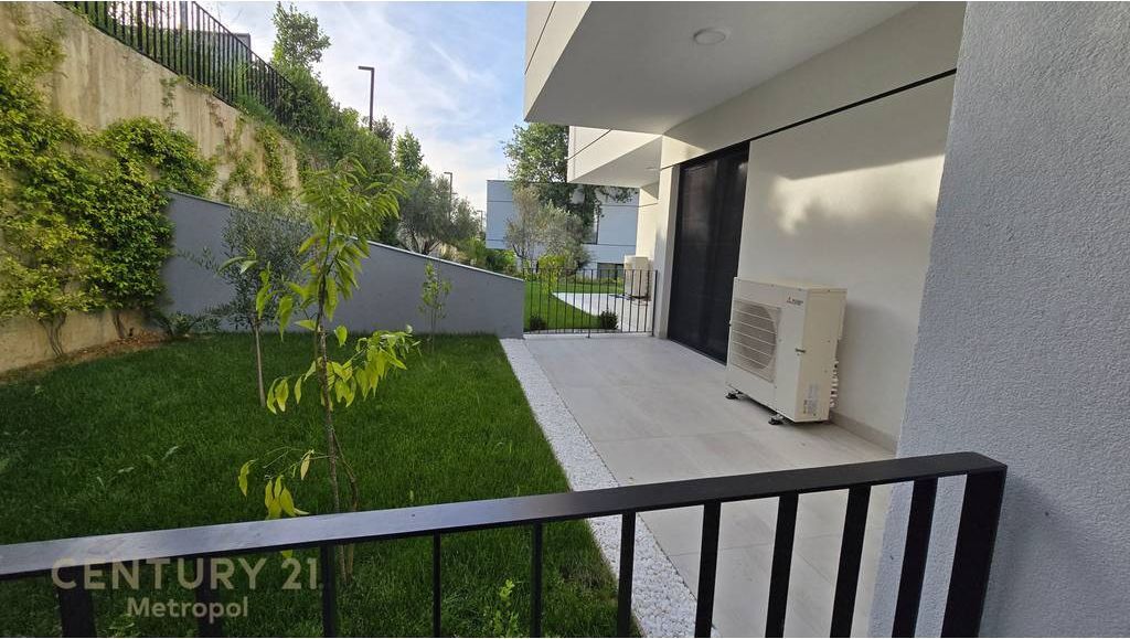 Villa con piscina in affitto in una residenza privata, vicino al Lago Secco! 5.000 € /Mese