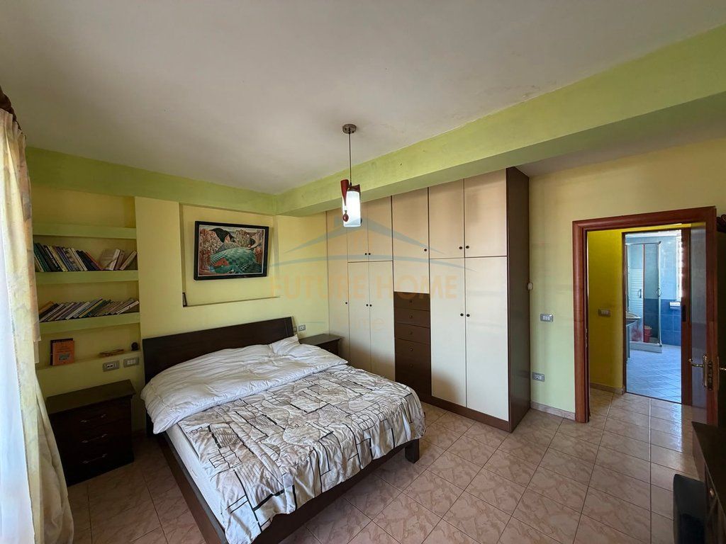Shitet, Duplex 4+1+2, Selite , Tiranë.