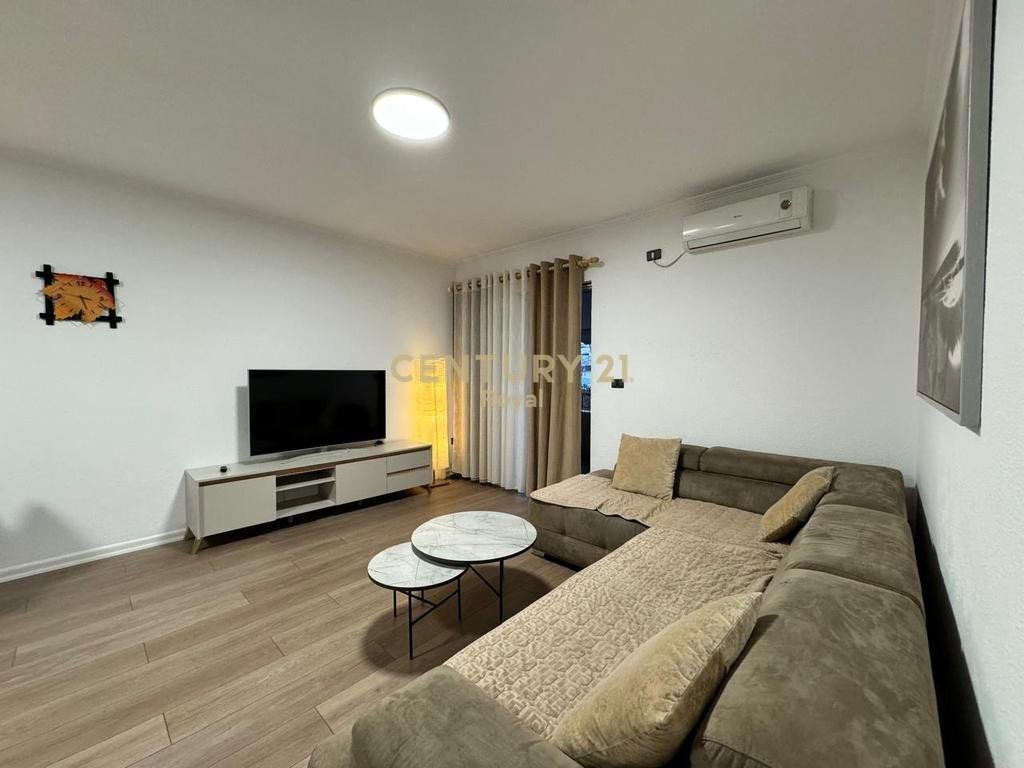 Jepet me qira apartament 2+1+2 plus post parkimi ne Rrugen e Kosovareve