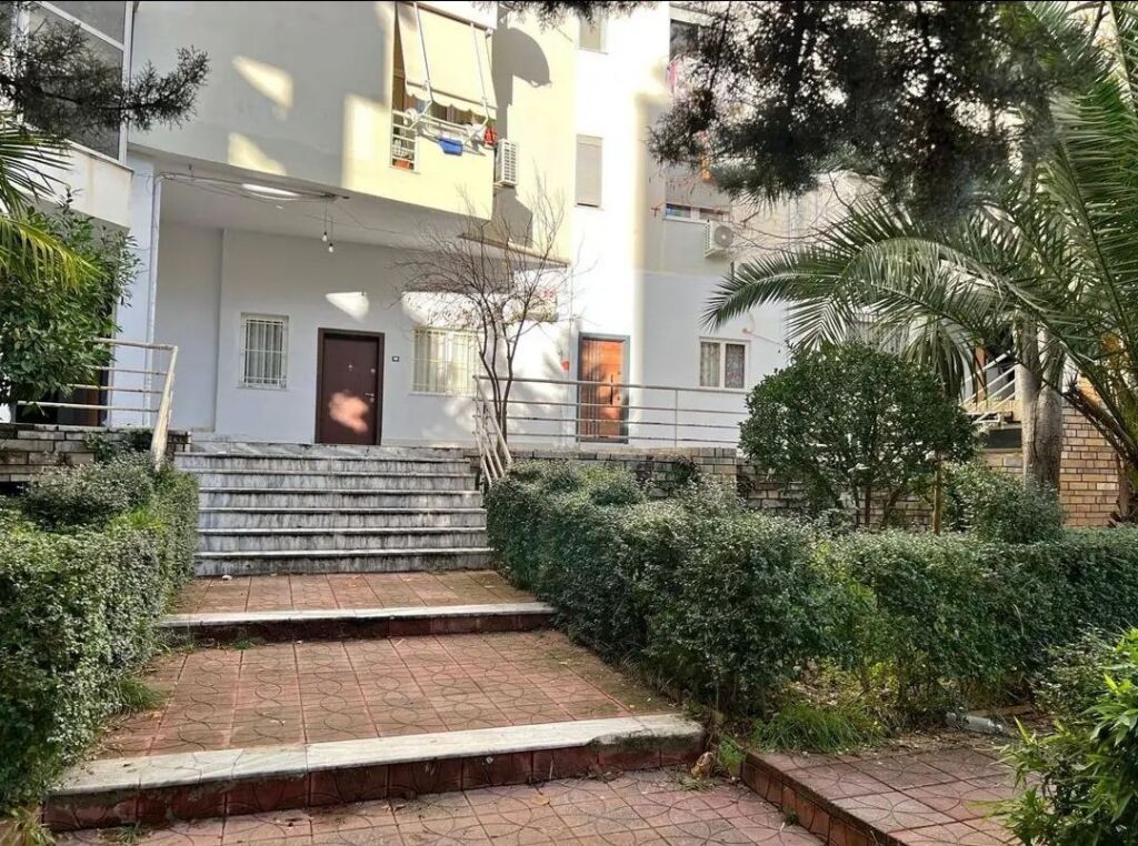 Jepet Apartamenti me Qera 80 m2 i mobiluar - Fresku