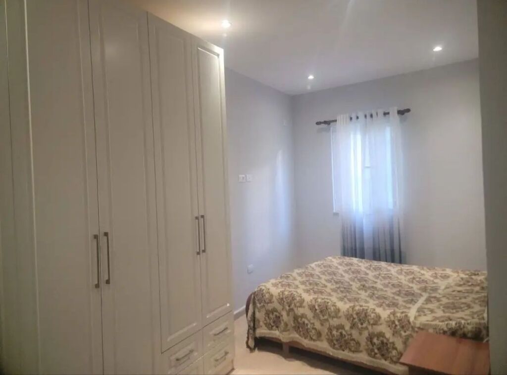 Jepet Apartamenti me Qera 80 m2 i mobiluar - Fresku