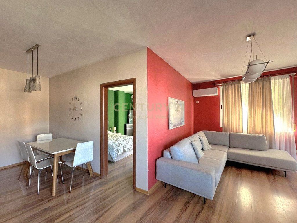 Rruga e Barrikadave, apartament 2+1+2 me qira 700 € /Muaj