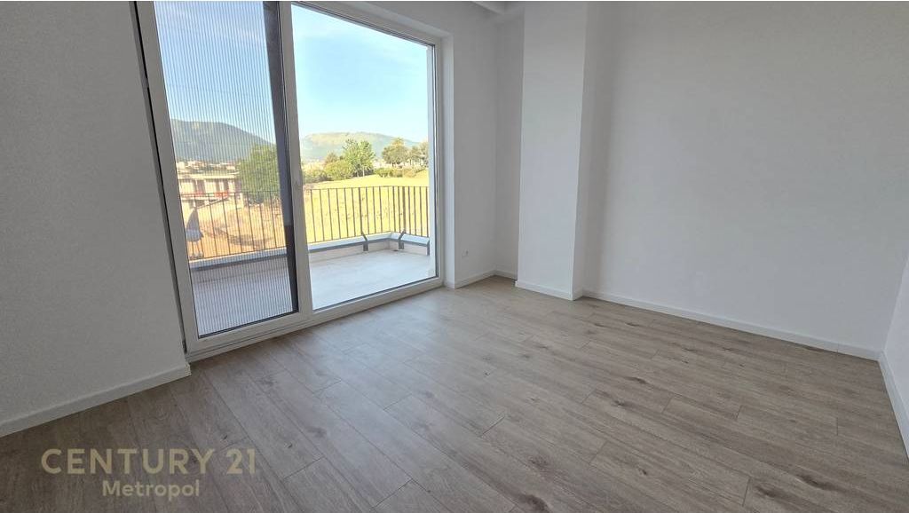 Villa con piscina in affitto in una residenza privata, vicino al Lago Secco! 5.000 € /Mese