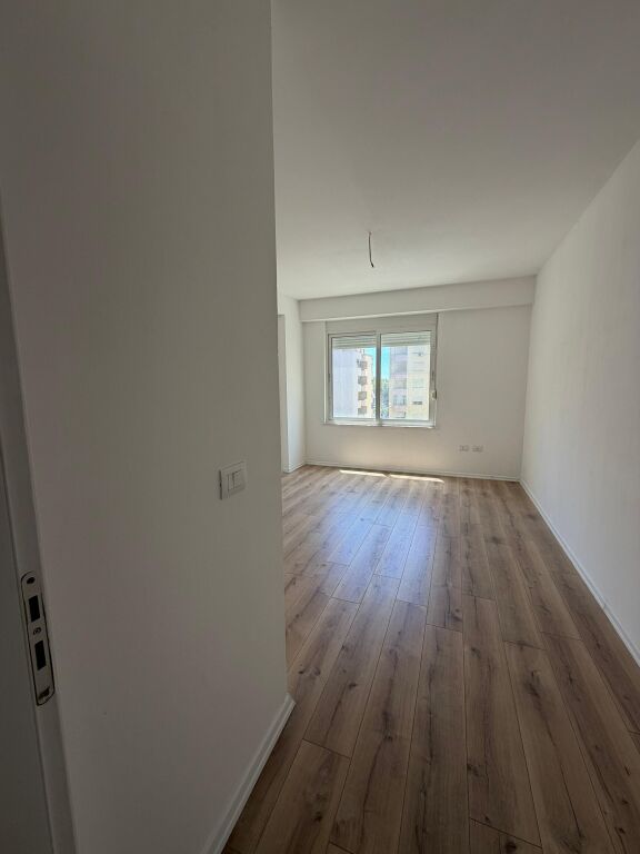 Shitet Apartament 2+1