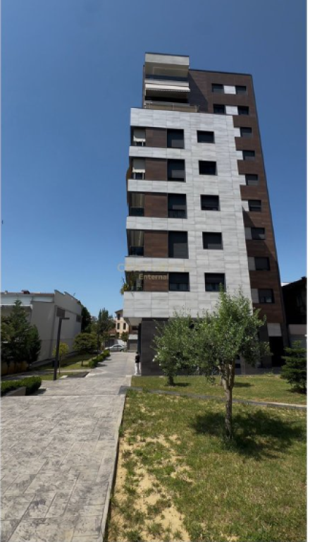 Pazari I Ri - Commercial Space for Rent 27m Floor 0 Building from 2025 Near the Red School