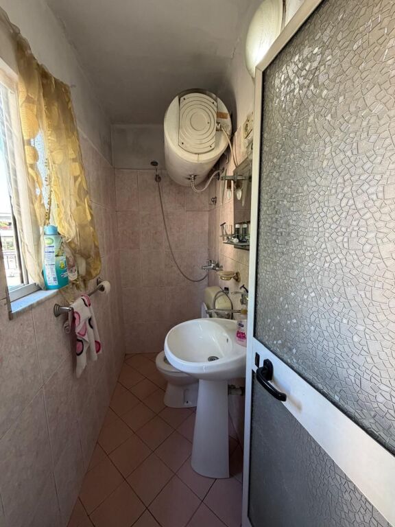 Kryqezimi i Shkolles se Bashkuar,Rr.Imer Ndregjoni jepet me qera apartament 1+1,e mobiluar 460Euro