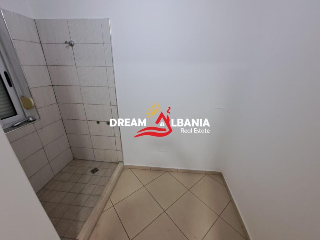 Ambient Biznesi/Zyre ne Shitje ne Zonen e Myslym Shyrit, prane Someg (ID 4161111)