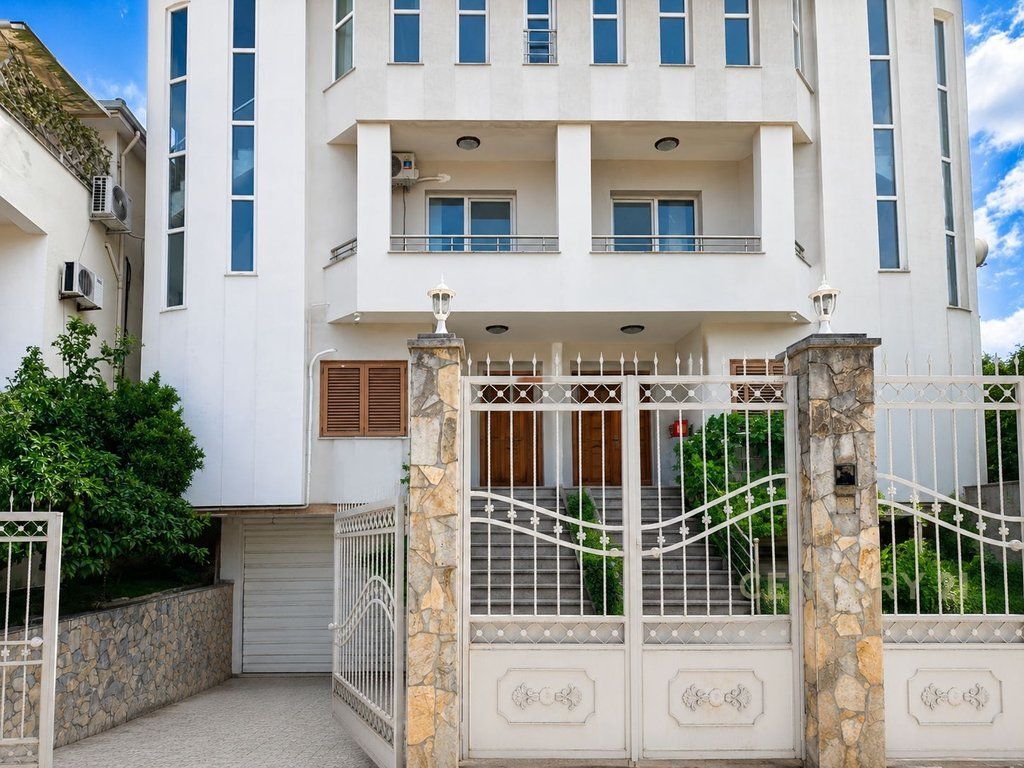 Jepet me qira godine 4 kate banimi mbi toke  + 1 kat nentoke ne Shkoze! 1,500 € /Muaj