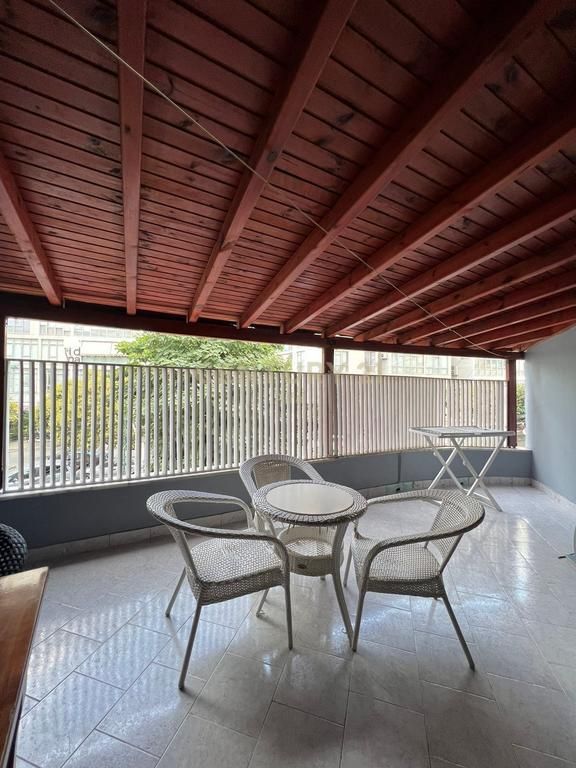 Appartamento 2+1 con Veranda in vendita a Komuna e Parisit
