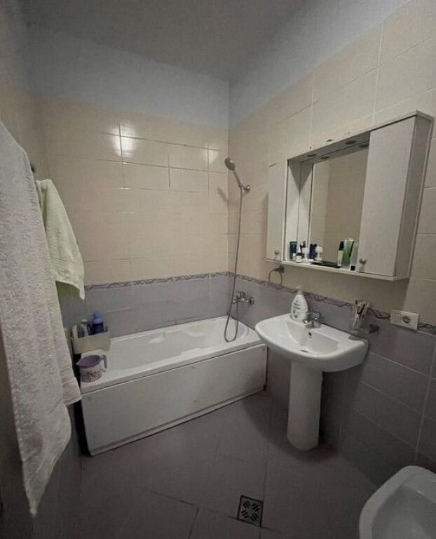 Shitet Apartament 2+1 tek Komuna e Parisit