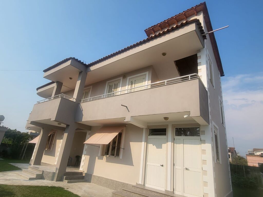Vilë 2-Katëshe për Shitje në Plazh – Pranë Kompleksit Kasa