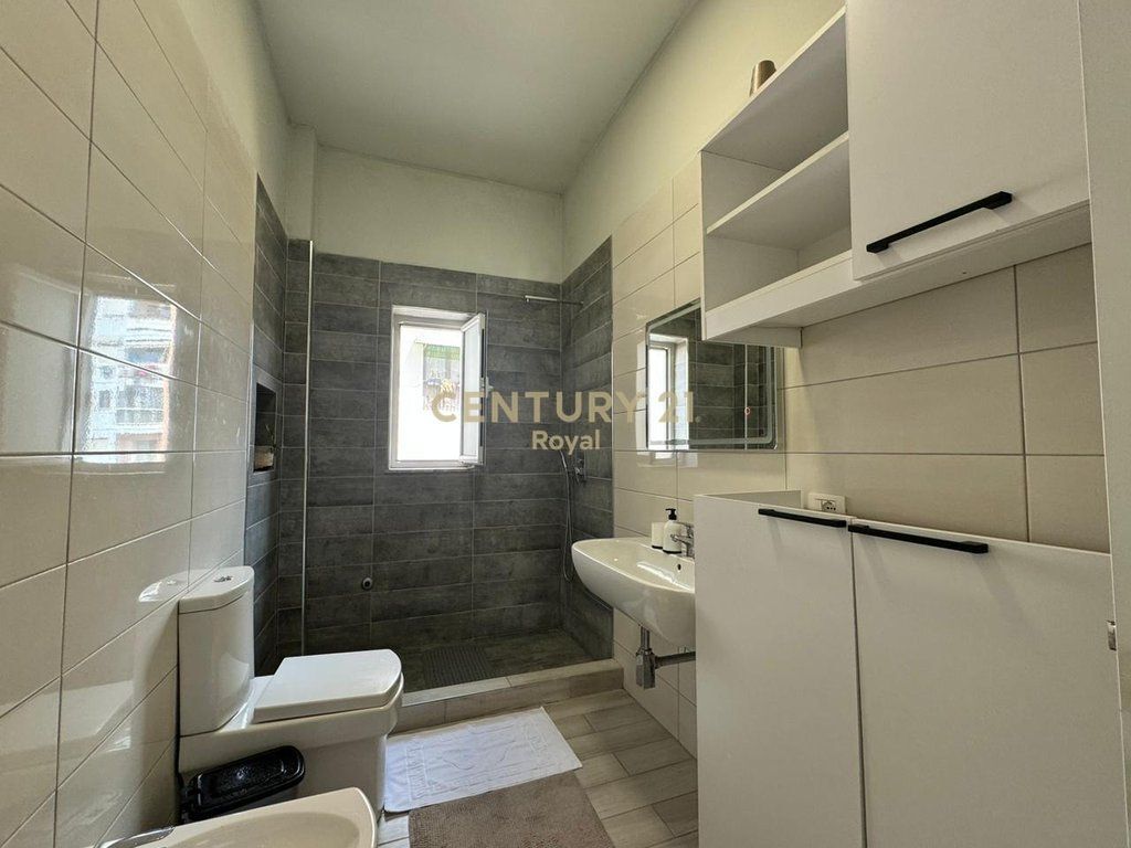 Apartament 2+1 me qira në Rrugën e Barrikadave, Tiranë - 800€ | 75 m²
