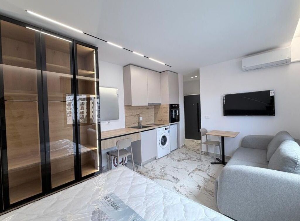STRADA DI DURRES, VENDIAMO APPARTAMENTO 1+1 E STUDIO