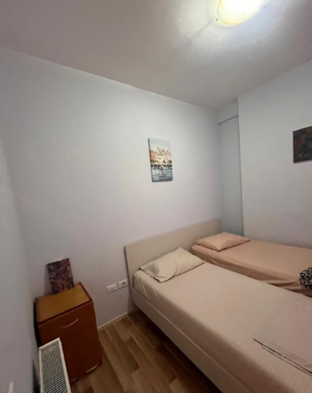 Shitet Apartament 2+1 tek Komuna e Parisit