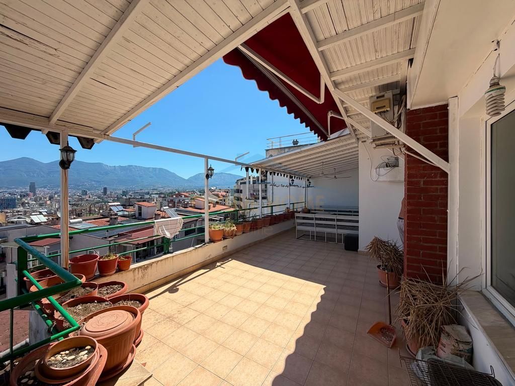 Shitet, Duplex 4+1+2, Selite , Tiranë.