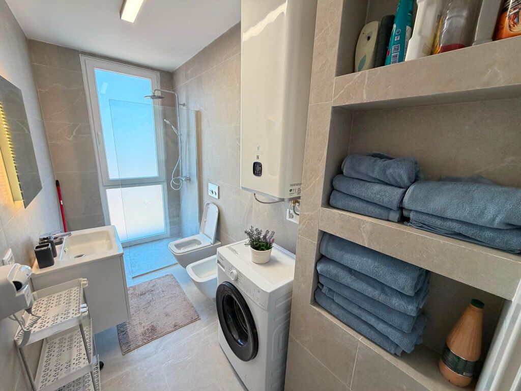 Jepet me qera apartament 1+1  📍 Adresa: Stacioni i Trenit, Rruga Jordan Misja, Tiranë 🏢 Kati: 5 🛋️ I mobiluar dhe i pabanuar më parë 💰 Çmimi: 60,000 lekë/muaj