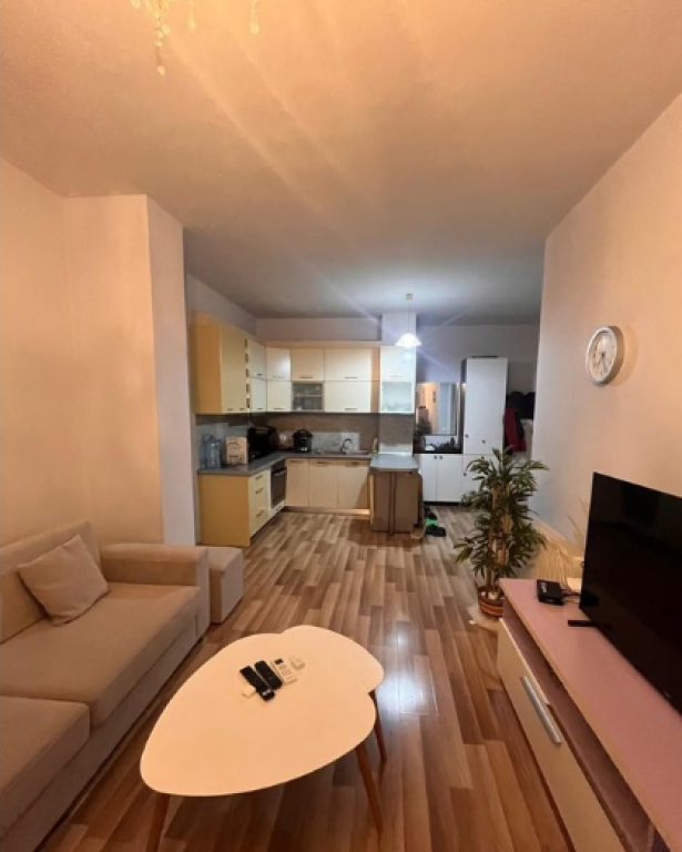Shitet Apartament 2+1 tek Komuna e Parisit