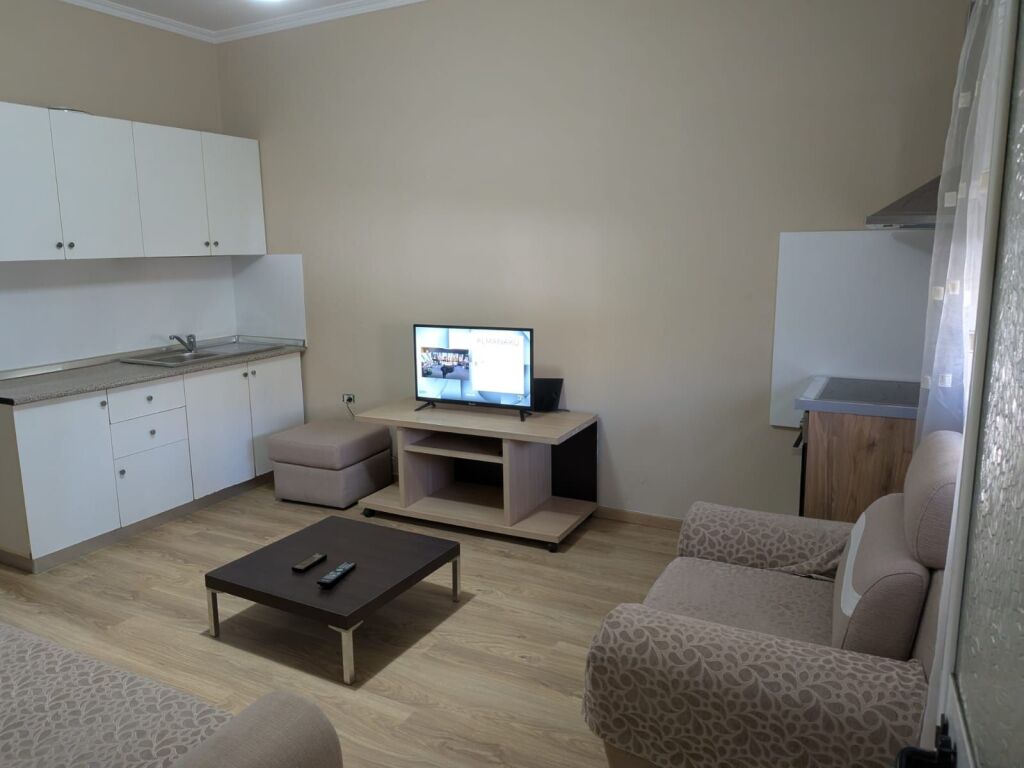 Jepet me qera apartament 1+1 në Rrugën Ali Visha (300m mbi Shkollen e Baletit)