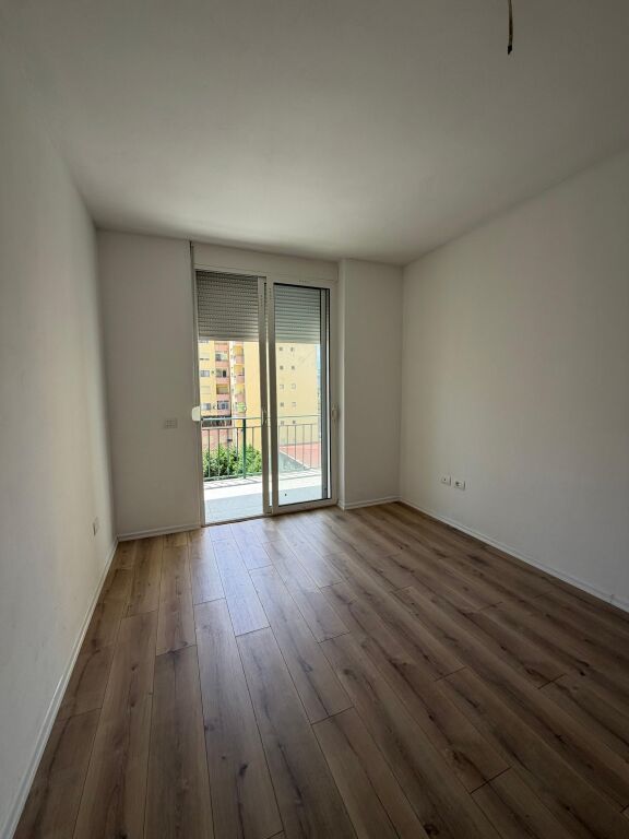 Shitet Apartament 1+1
