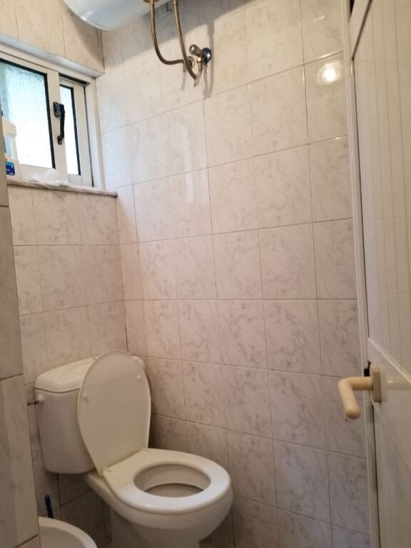 Jepet me qera apartament 1+1 në Rrugën Ali Visha (300m mbi Shkollen e Baletit)