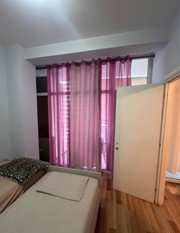 Shitet Apartament 2+1 tek Komuna e Parisit