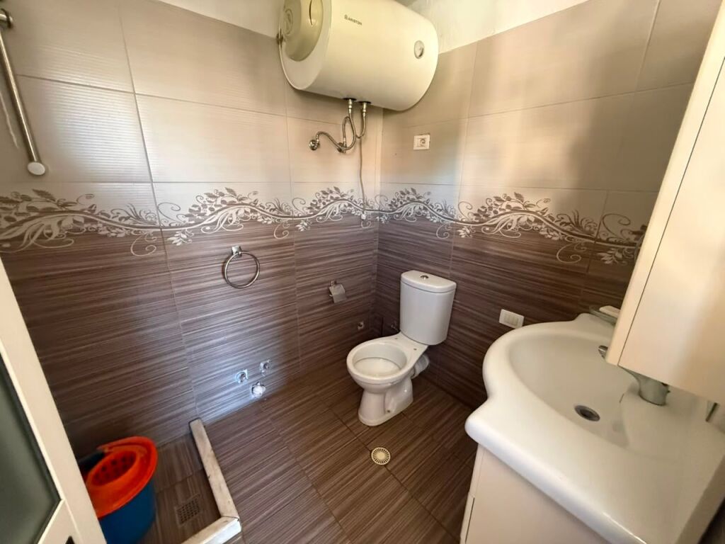 Vendiamo un appartamento 2+1 in via Ali Visha!