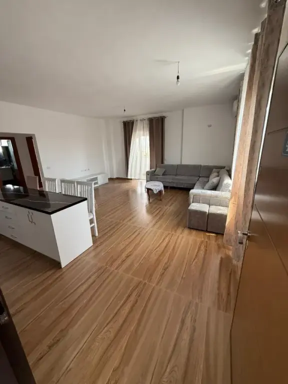 Jepet me Qira Apartament në Katin e Parë të një Ndërtese Private