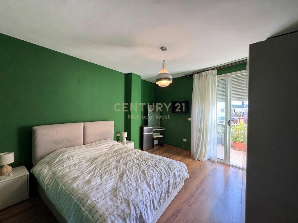 Rruga e Barrikadave, apartament 2+1+2 me qira 700 € /Muaj