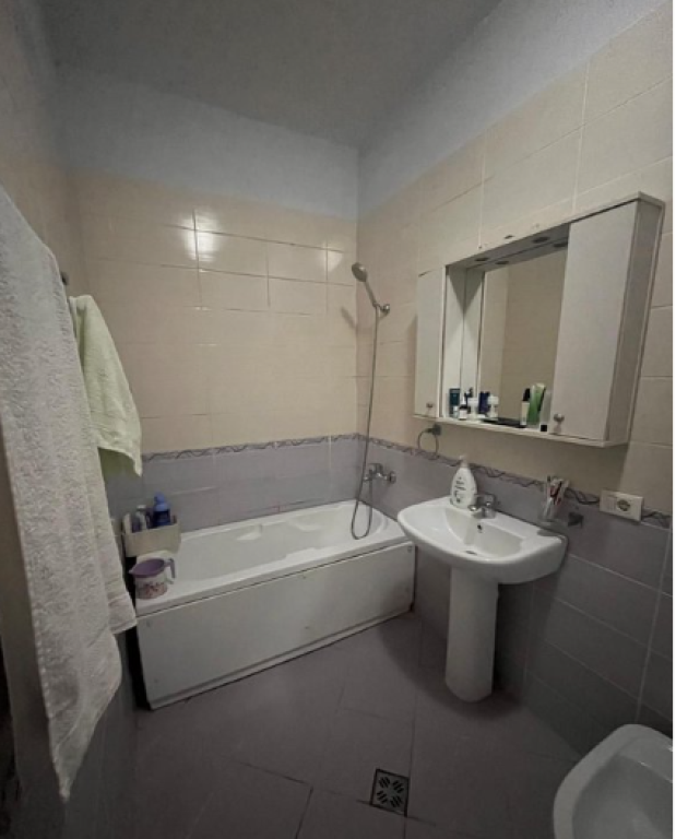 Shitet Apartament 2+1 tek Komuna e Parisit