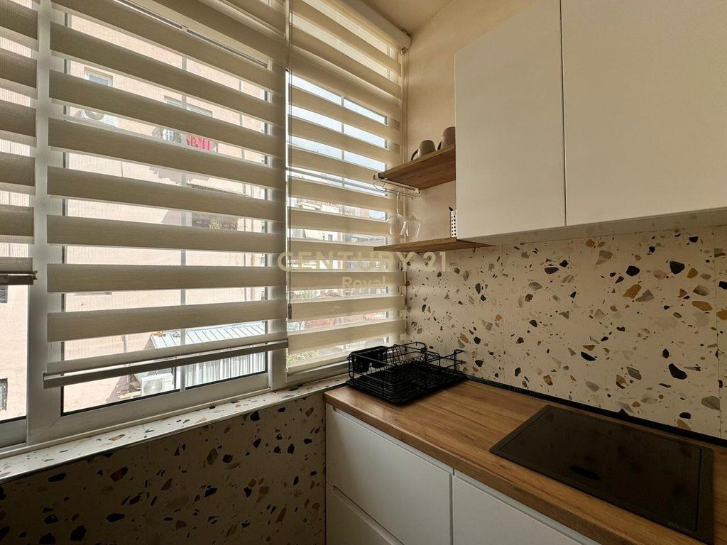 Apartament 2+1 me qira në Rrugën e Barrikadave, Tiranë - 800€ | 75 m²