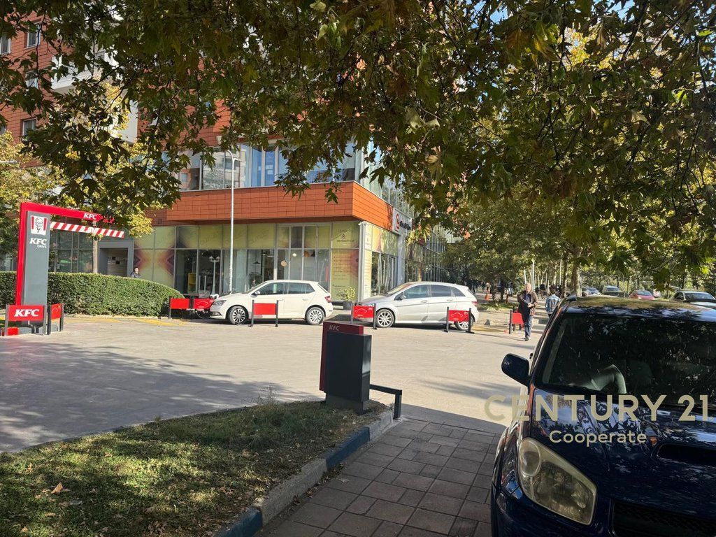 Shop for rent in Garden Hilton, Delijorgji