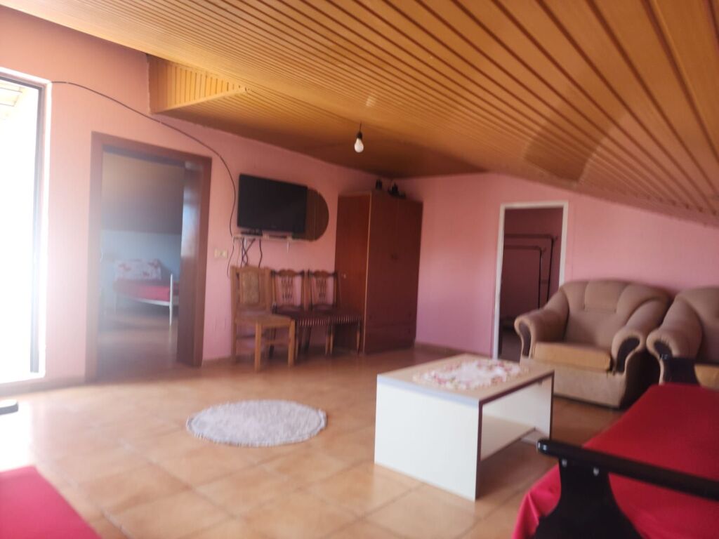 Qera | Shtëpi private 2 + 1 | Rruga Njazi Meka | 300 €/muaj