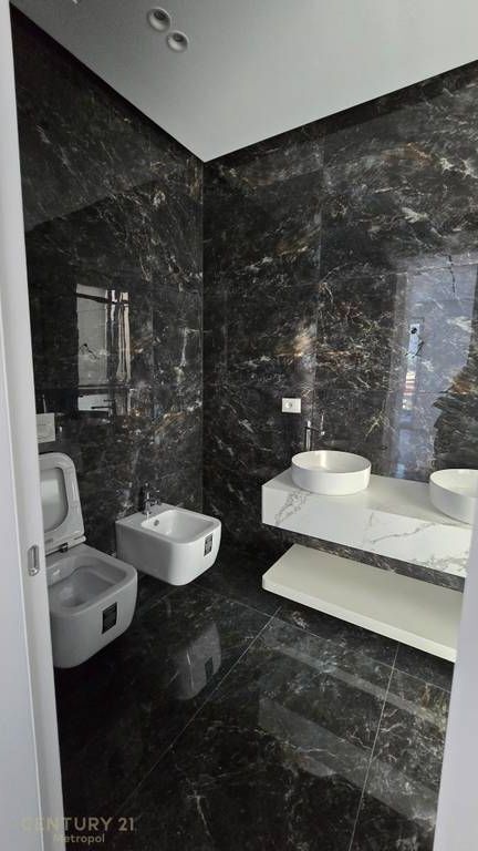 Villa con piscina in affitto in una residenza privata, vicino al Lago Secco! 5.000 € /Mese