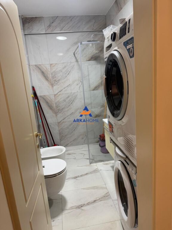 JEPET APARTAMENT PER SHITJE 2+1+BALLKON "BULEVARDI ZOGU I PARË" 252300 EURO