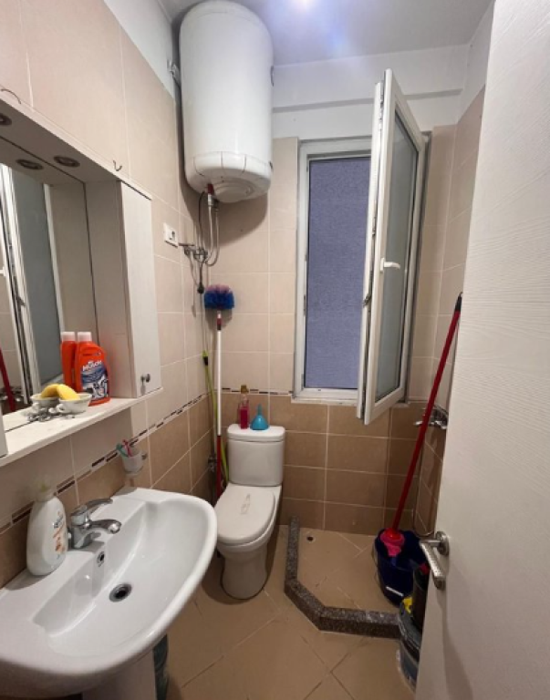 Shitet Apartament 2+1 tek Komuna e Parisit