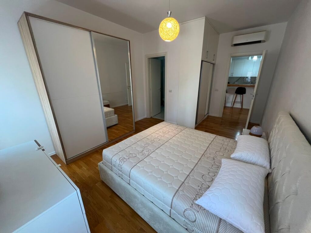 Apartament 2+1+ Parking per qira tek Rruga e Barrikadave.