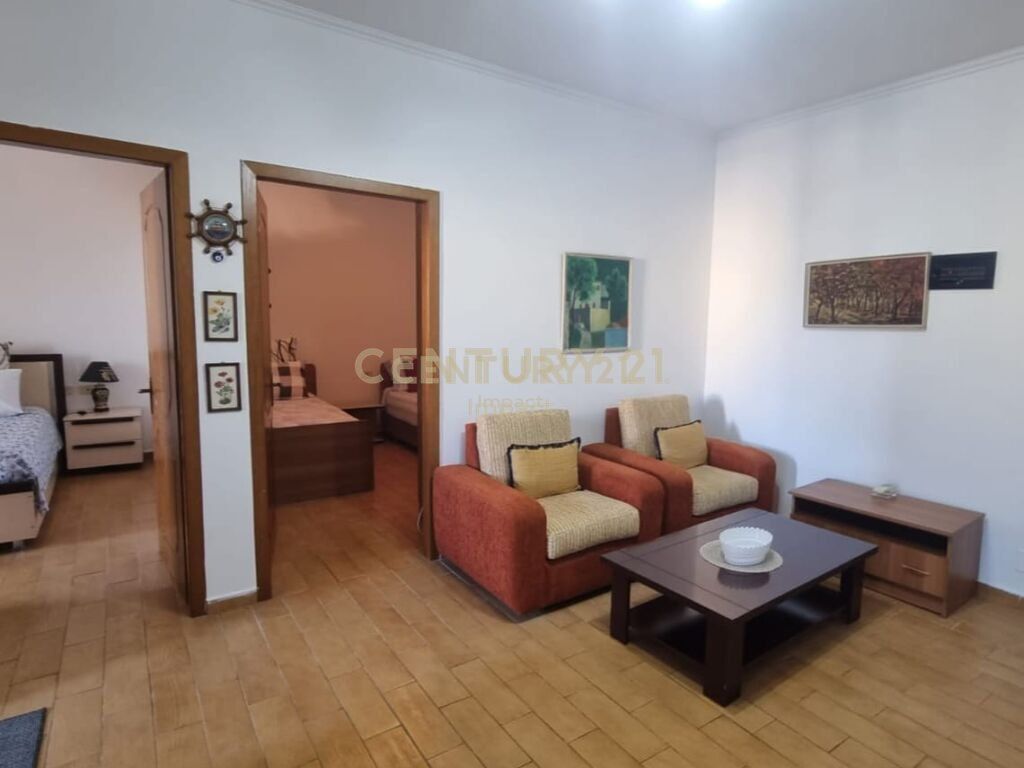 Apartament 2+1 me qira tek Komuna e Parisit!