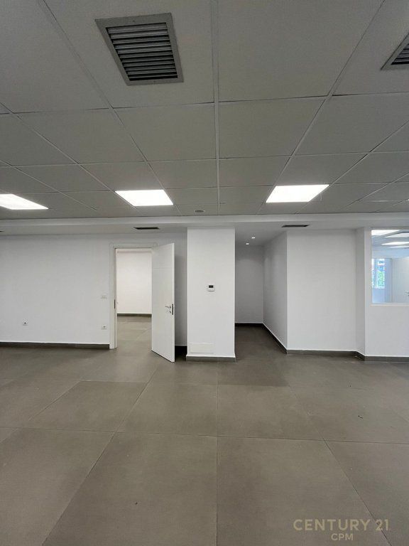 Ufficio Moderno + 2 posti auto in Affitto – Kika 2, Komuna e Parisit, Tirana 6.300 € /Mese