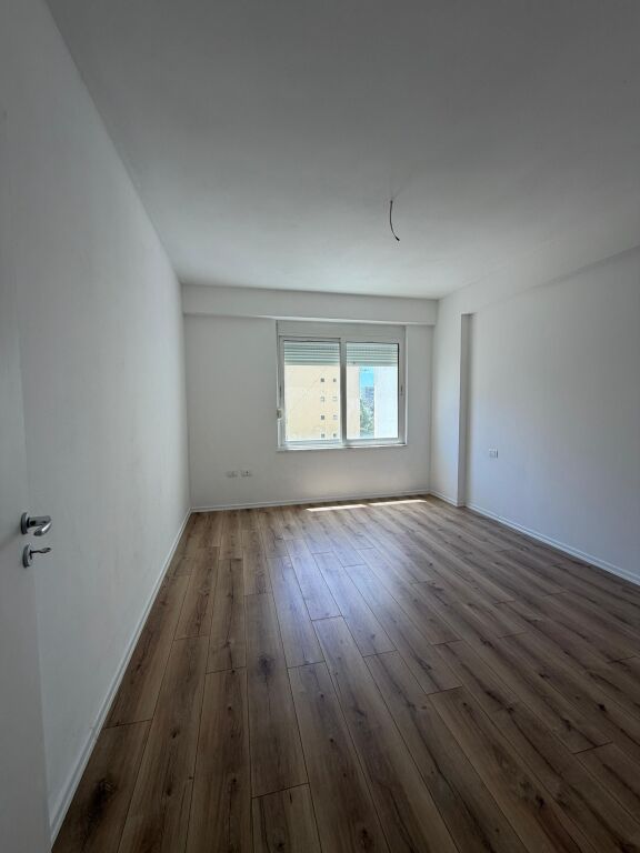 Shitet Apartament 1+1
