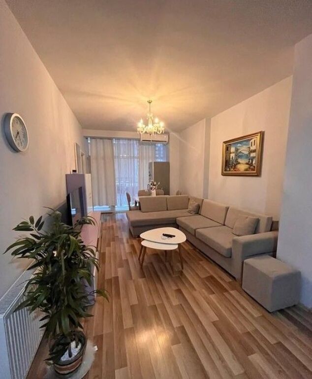 Shitet Apartament 2+1 tek Komuna e Parisit